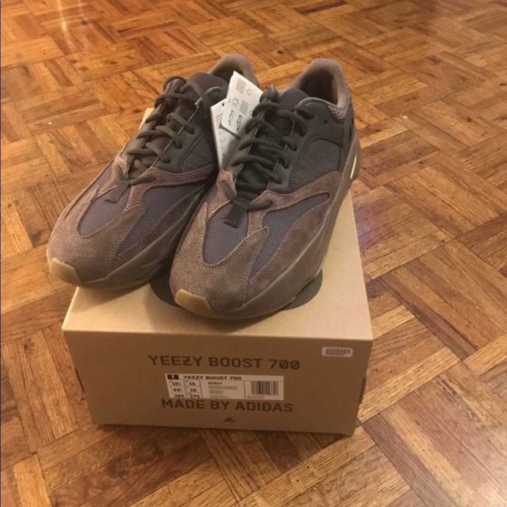 Yeezy 700 mauve